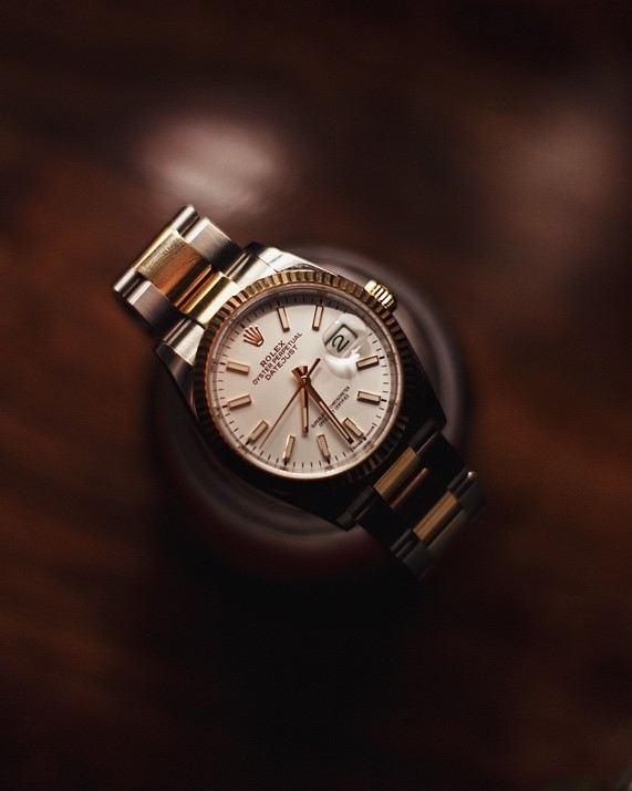 Rolex Oyster Perpetual Datejust in half-gold Photo by Yash Parashar on Unsplash 