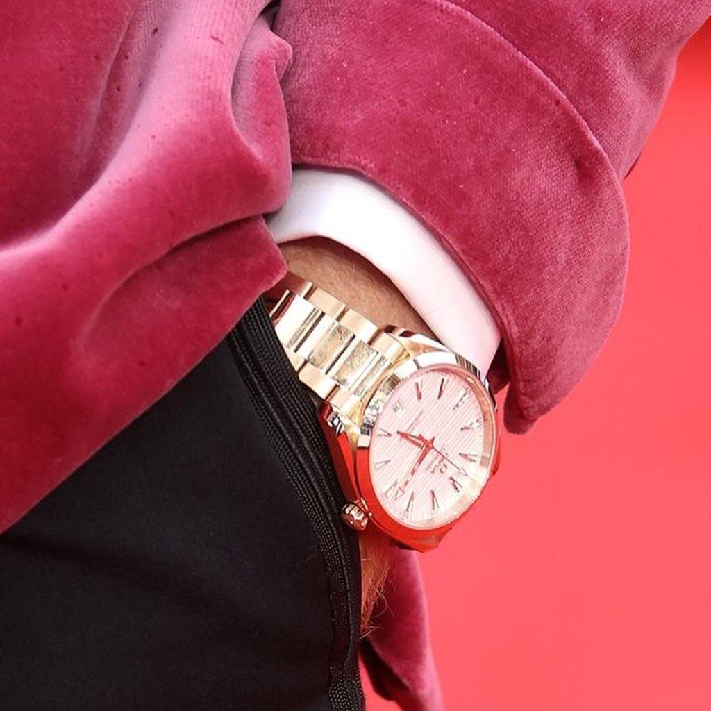Daniel Craig wears and OMEGA Seamaster Aqua Terra in rose gold to the James Bond ‘No Time to Die’ London premiére.